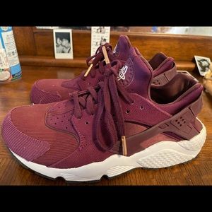 Nike burgundy huaraches